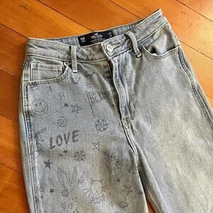 Hollister Co. Ultra High-Rise Mom Jeans w/ Doodle Print - W23 L27 (00R Size)
